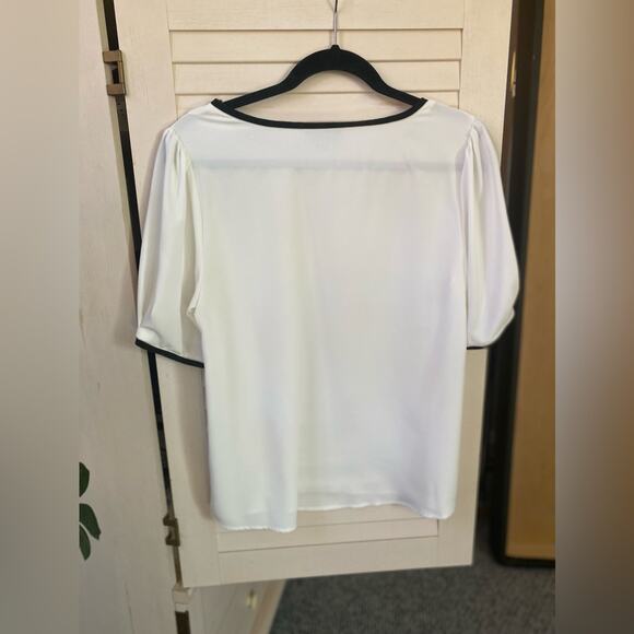 Bobeau Top Cream with Black Piping Trim Short Sleeve Relaxed Fit Size Small - Picture 5 of 5